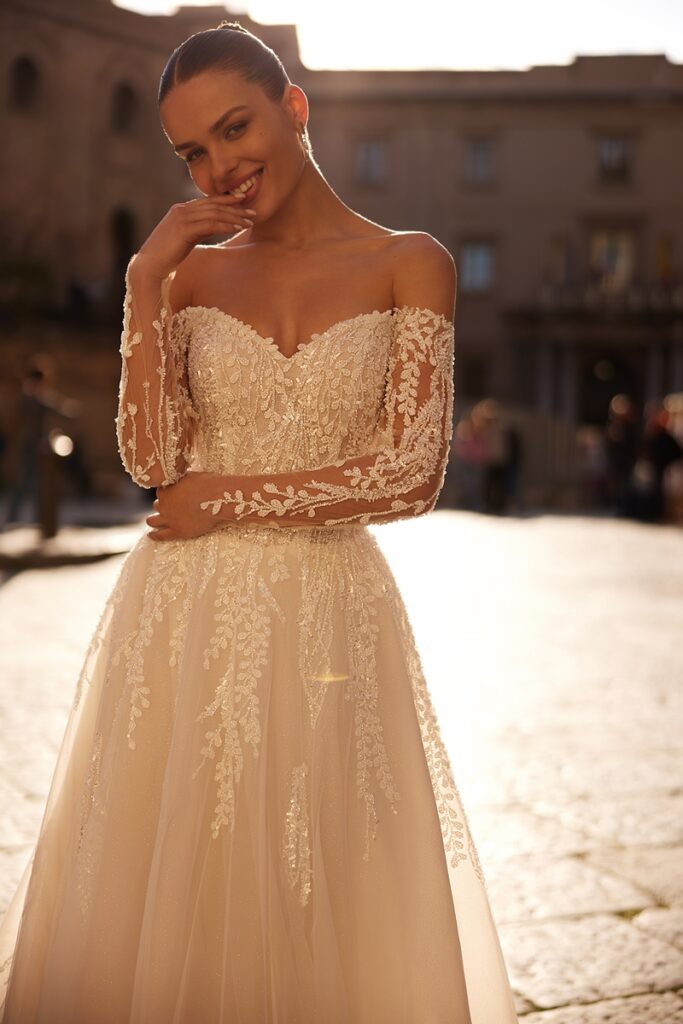 abito sposa scollato sulle spalle e ricamato effetto sposa parma e provincia