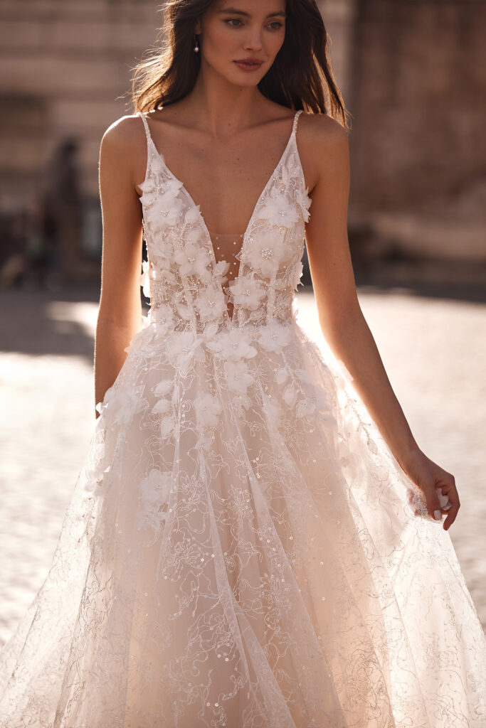 scollatura profonda abito da sposa con spalline a parma