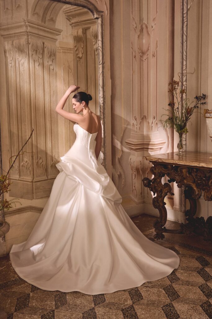 abito sposa justin alexander con gonna ballon e e bottoncini