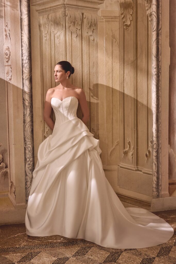 abito da sposa con corpetto a cuore e gonna ballon